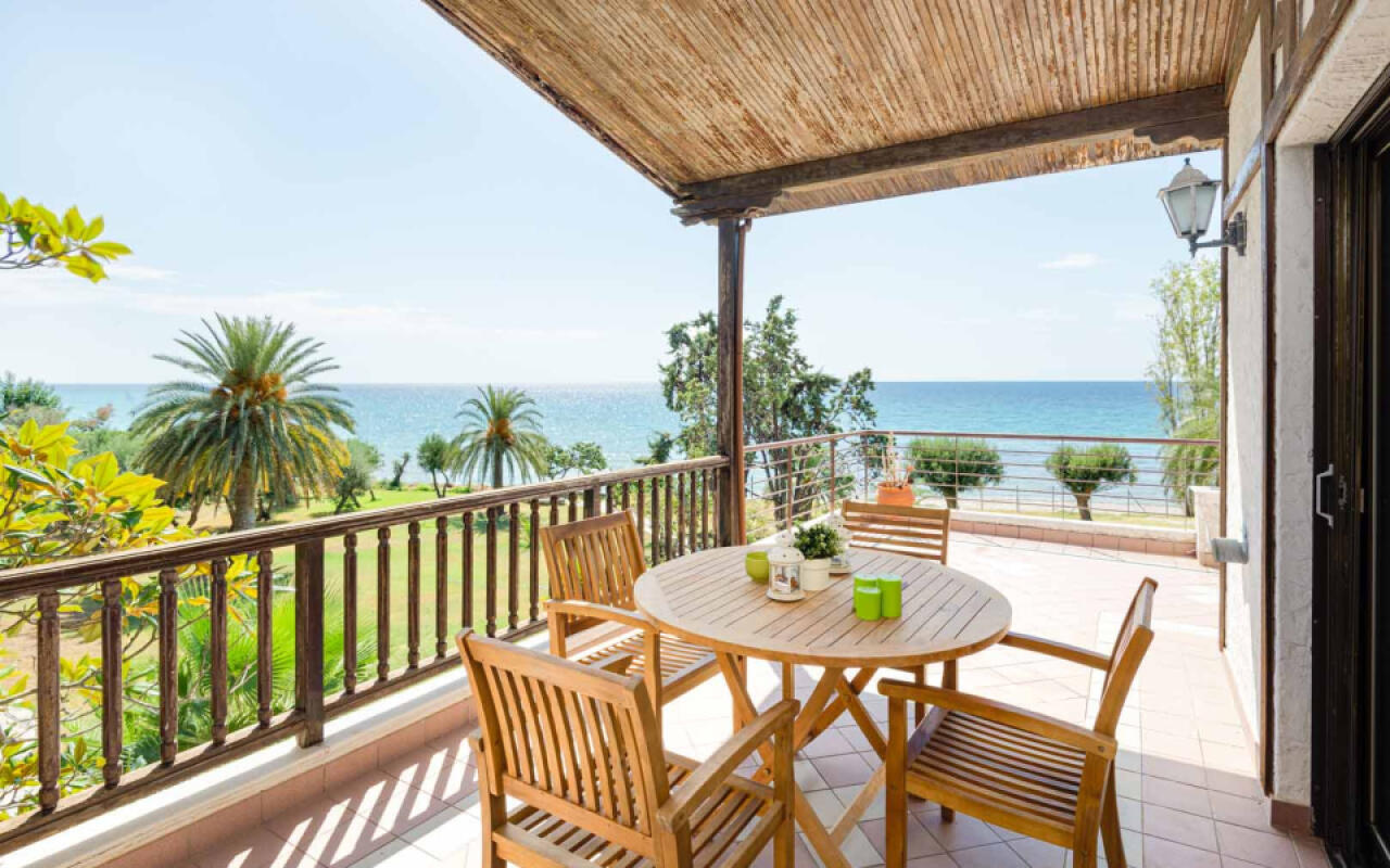 Malt BeachFront Villa, Mola Kalyva