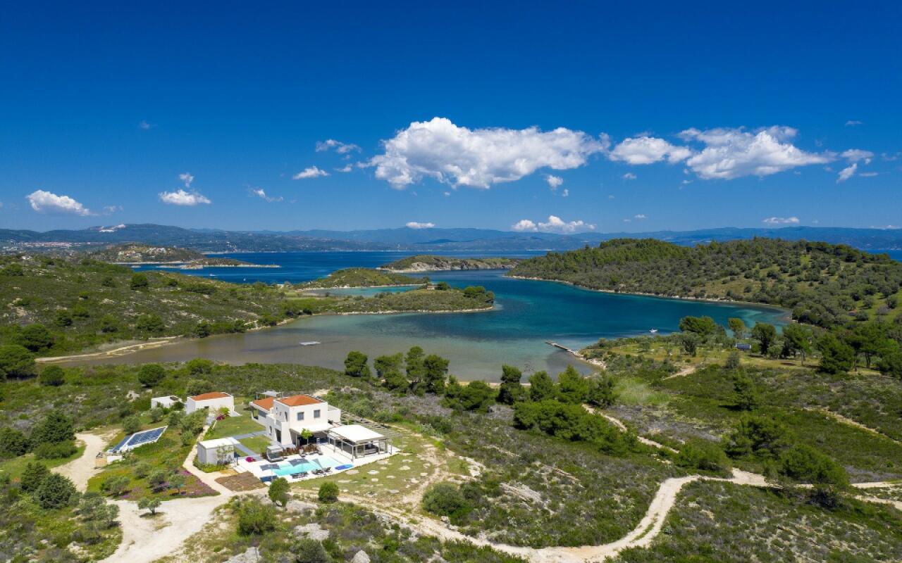 Treasure Cove, Diaporos Island