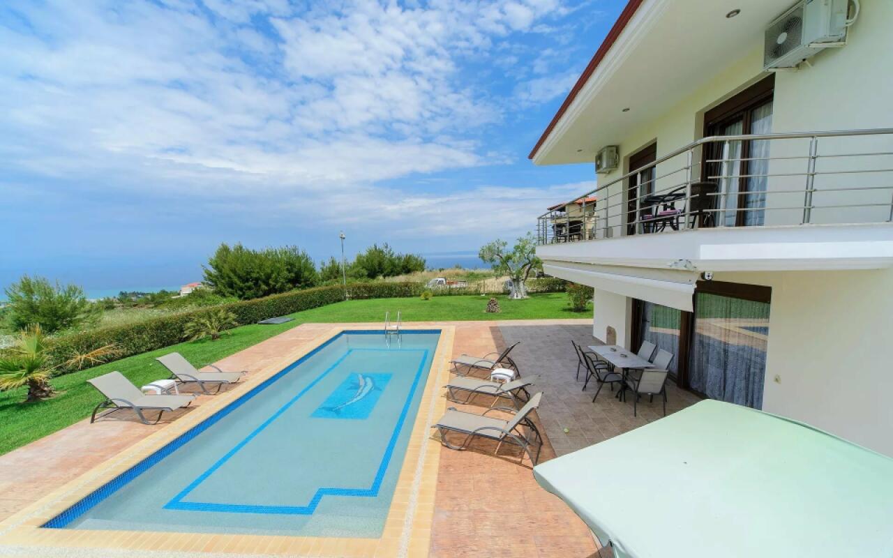 Elegant Private Pool Villa, Hanioti