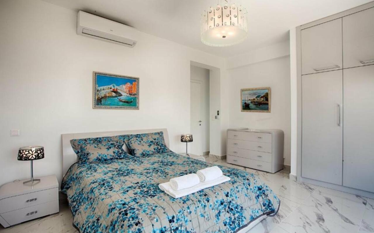 White Pearl Villa, Sarti