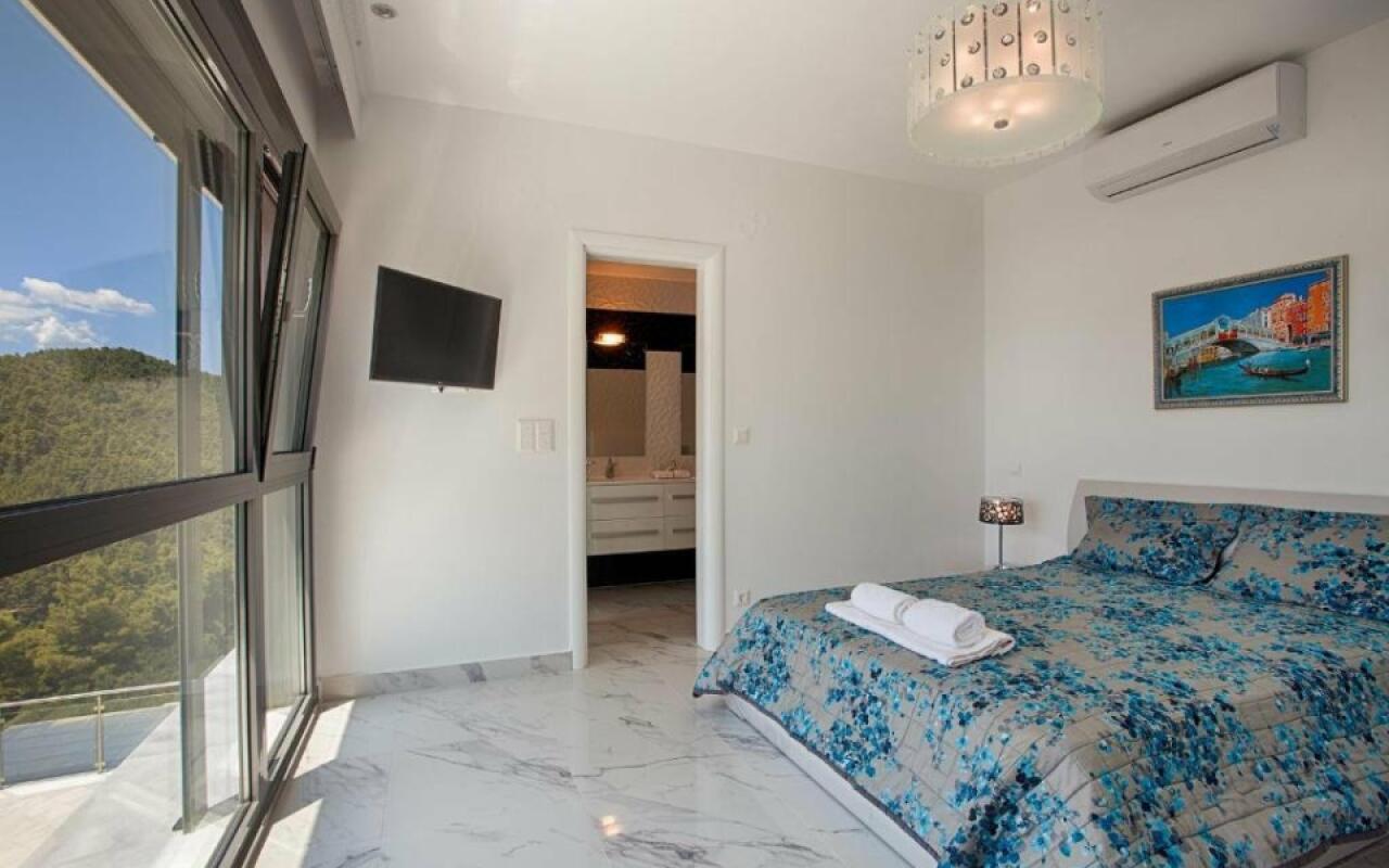 White Pearl Villa, Sarti