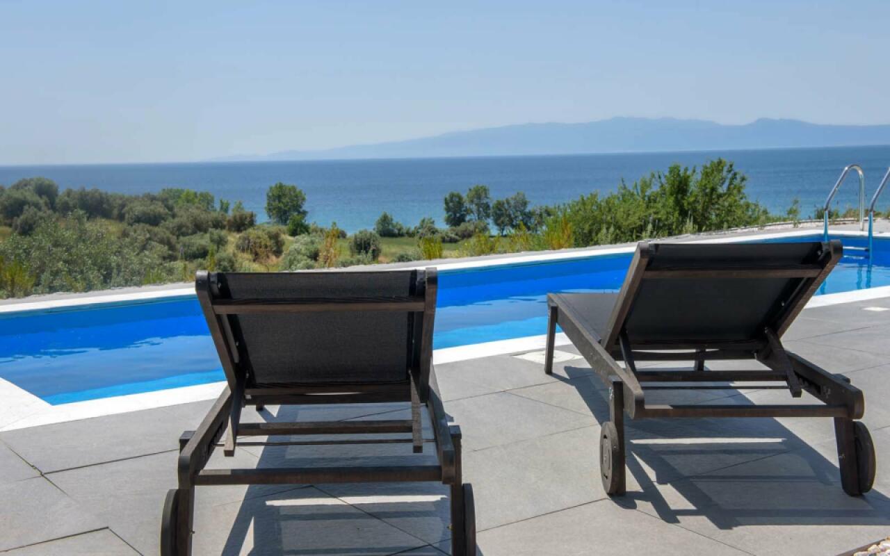 Serenity Villas Kassandra, Develikia