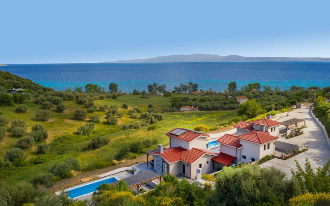 Serenity Villas Kassandra, Develikia